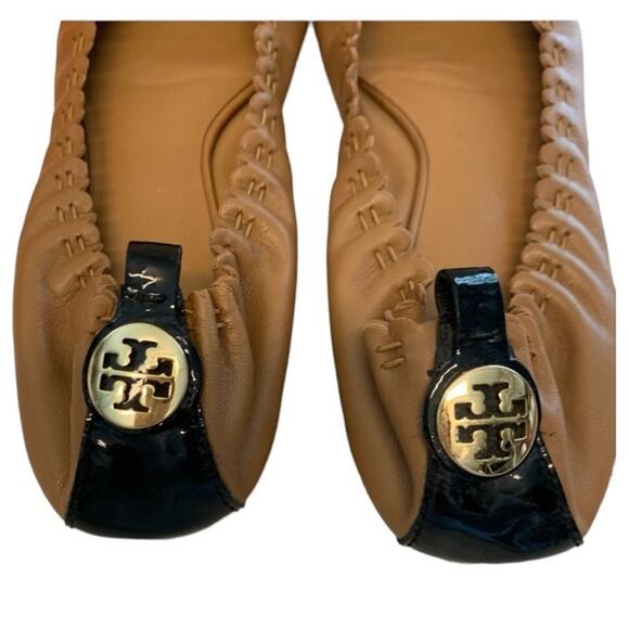 Tory Burch Melinda Ballet Flats Shoes Gold Leather Black Patent Cap Toe Size 6 - Picture 2 of 11